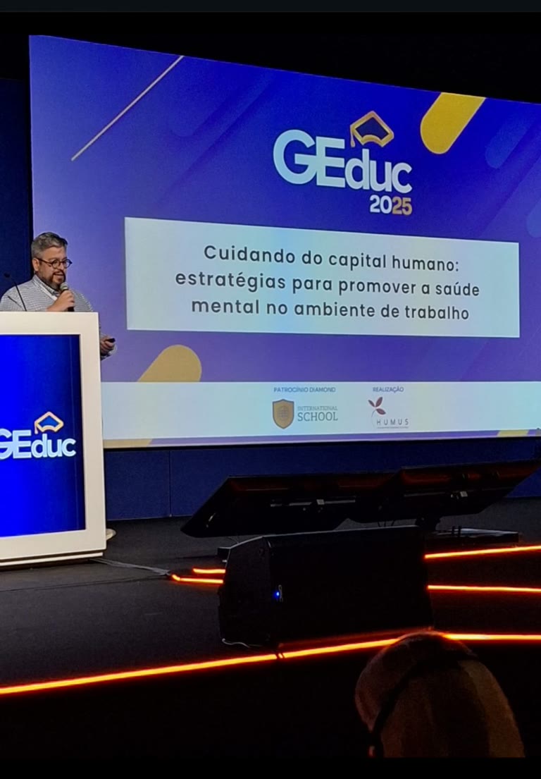 GEduc 2025, 27 de março, em São Paulo. Pedro Shiozawa no palco